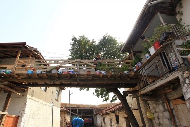 Çorum'da iki ev arasına ahşap köprü yaptırdılar